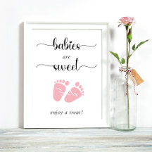 Babys sind süß und genießen eine Leckerei pink Bab