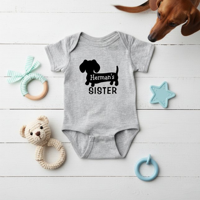 Babyschwester der Dackel Personalisiert mit Namen Baby Strampler (Add little sister's dog's name - personalized dachshund baby outfit for baby showers)