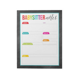 Babysitter merkt Notizblock für die Eltern (groß
