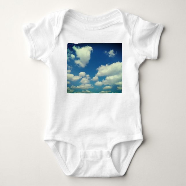 Babywolken auf blauem Himmel Baby Strampler (Vorderseite)