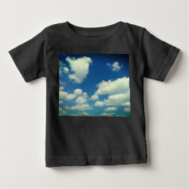 Babywolken, auf einem blauen Himmel Baby T-shirt