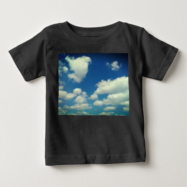 Babywolken, auf einem blauen Himmel Baby T-shirt (Vorderseite)