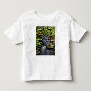 Bach fließt durch den Wald Kleinkind T-shirt