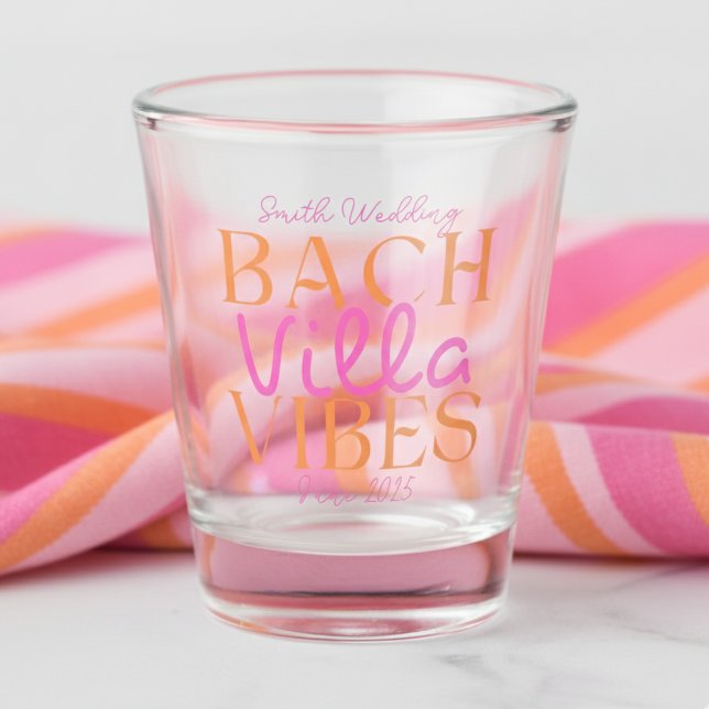 Bach Villa Vibes - Rosa und Orange Tropical Schnapsglas (Raise a glass to the bride with this fun and flirty “Bach Villa Vibes” shot glass!)