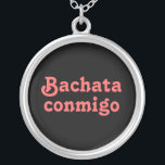 Bachata Conmigo lateinische Salsa-Tanzen-Halskette Versilberte Kette<br><div class="desc">Diese lateinische Tanzliebhaberhalskette sagt, Bachata conmigo, das "Bachata mit mir" auf spanisch bedeutet. Es ist ein sinnlicher lateinischer Tanz, der in den Vereinen sehr populär wird. Sie können die Schriftartart- oder -hintergrundfarbe ändern, indem Sie den besonders anfertigen Knopf anklicken. Finden Sie anderes lateinisches Ballsaal und anderes Tanzprodukte, einschließlich Salsatanzen, an...</div>