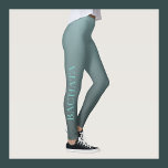 Bachata-Tanzoutfit für Frauen Leggings<br><div class="desc">Schönes, individuelles Legging mit dem Wort "bachata" in einem weichen blauen Farbton auf einem Gradientenhintergrund von blau und dunkelgrau. Einzigartiges aber schönes Outfit für Bachata Tänzer, Instruktoren, Lehrer und alle Bachatas. Der Text ist anpassbar.</div>