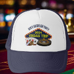 Bachelor Party Las Vegas Trip Casino Truckerkappe<br><div class="desc">Passen Sie Ihre eigenen Bachelor-Partyhüte für einen Las Vegas-Urlaub an. Ein cooler Hut mit Spielkasino-Heftklammern wie Kartenstapeln,  Poker-Chips und Roulette-Rad mit Vegas Trip in gelber Schrift. Spielergeschenke für Ihre ganze Gruppe.</div>