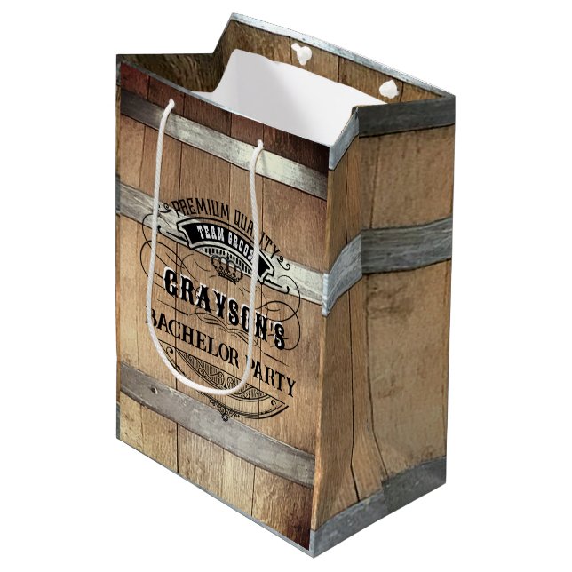 Bachelor Party Rustic Whiskey Barrel Mittlere Geschenktüte (Vorderseite Schrägansicht)