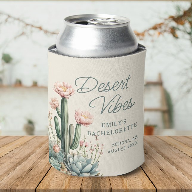 Bachelorette blühende Kakteen Sukkulente Wüste Vib Dosenkühler (A desert-themed can cooler with cacti, succulents, and "Desert Vibes" text, set on a wooden surface.)