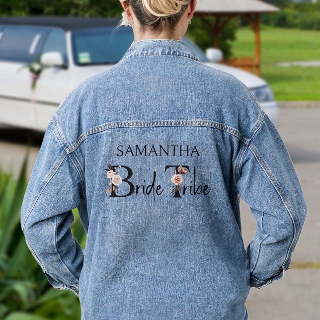 Bachelorette Bride Tribe Boho Floral Letters Jeansjacke (Bride Tribe denim jacket for your bachelorette and pre-wedding gatherings)