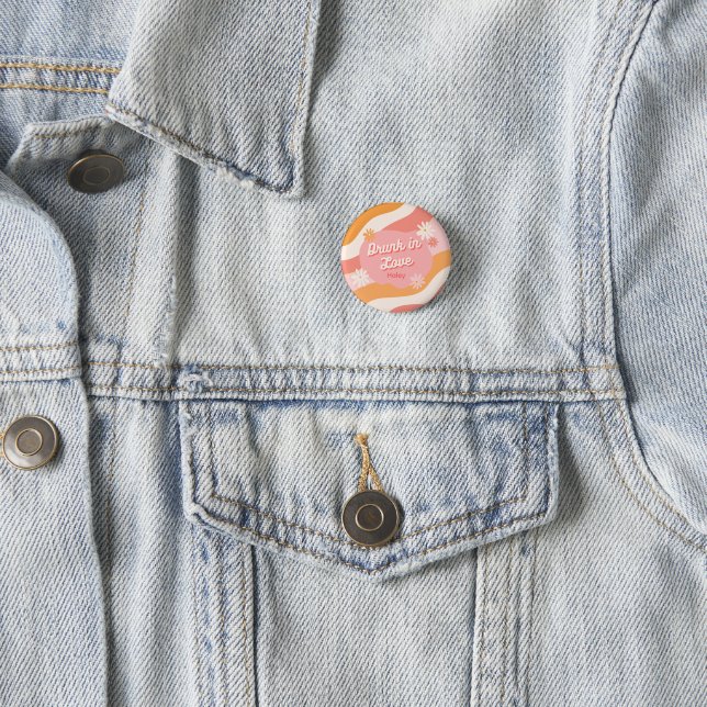 Bachelorette Party Pin Retro Pink Drunk in Love Button (Beispiel)