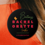 Bachelorette Stamm Hashtag Button<br><div class="desc">Der Name der Braut in schicken Schriften, das Wort bachelorette wurde in bJeder-Elorette-Stamm geändert, und #yourhashtag, diese Knöpfe sind lustig, um Ihren Junggeselinnen-Abschieden zu geben. Perfektes Gastgeschenk für Ihren Brautstamm! PASSENDE Artikel in unserer Sammlung.</div>