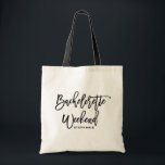 Bachelorette-Wochenende Personalisiert Tragetasche<br><div class="desc">Maßgeschneiderter Junggeselinnen-Abschied Totbeutel. Moderne und klassische Totentasche mit schwarzer Handschrift "Bachelorette Weekend". Personalisieren Sie diese,  indem Sie den Namen des Empfängers,  den Hashtag der Hochzeit oder andere Details hinzufügen. Ideal als Geschenk für Ihre Hochzeitsfeier oder Ihr Brautparty.</div>