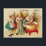 Backen einer Weihnachtspflaumen-Pudding-Vintagen Feiertagspostkarte<br><div class="desc">Dieses ist eine schöne Wiedergabe einer Vintagen Weihnachtspostkarte,  die 3 das girld zeigt,  das einen Weihnachtspflaumen-Pudding backt; jedes stehend in der Linie,  zum der Mischung zu rühren.
Die tatsächliche Postkarte ist vom frühen 1900's.

Sehen Sie unser Geschäft für größere Vintage Weihnachtspostkarten.</div>