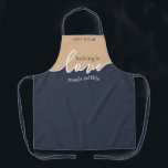 Backen ist Liebe gemacht essbar Vatertag Schürze<br><div class="desc">Vatertag Geschenk des Vaters, der Lieben zu backen! Backen ist Liebe, die essbar gemacht wird. NAVY & TAN. Sauberes, modernes Skriptdesign. Ihr hausgemachter Backrahmen. Unterschreiben Sie sein Meisterwerk mit einem blüh mit dieser dezenten ALL-OVER PRINT SCHÜRZE. Dieses Design koordiniert mit unseren künstlichen Teigabdeckungen - die Sie hier finden: https://www.zazzle.com/collections/rising_bread_dough_cover_great_gift_for_bakers-119097812462675619 Backenthusiasten:...</div>