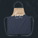 Backen ist Liebe gemacht essbar Vatertag Schürze<br><div class="desc">Vatertag Geschenk des Vaters, der Lieben zu backen! Backen ist Liebe, die essbar gemacht wird. NAVY & TAN. Sauberes, modernes Skriptdesign. Ihr hausgemachter Backrahmen. Unterschreiben Sie sein Meisterwerk mit einem blüh mit dieser dezenten ALL-OVER PRINT SCHÜRZE. Dieses Design koordiniert mit unseren künstlichen Teigabdeckungen - die Sie hier finden: https://www.zazzle.com/collections/rising_bread_dough_cover_great_gift_for_bakers-119097812462675619 Backenthusiasten:...</div>