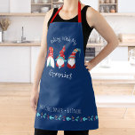 Backen mit meinen Gnomen Funny Modern Holiday Nord Schürze<br><div class="desc">"Backen mit meinen Gnomen." Hier ist ein wunderbarer Weg, um den Spaß Ihres Backens zu ergänzen. Fügen Sie Ihrem Urlaub kulinarische Abenteuer, wann immer Sie diese bezaubernde, skurrile, lustige, einfache, moderne, individuelle Name Weihnachtszeit-Schürze tragen, hinzu. Drei niedliche, lustige, skandinavische Gnomen in Rot, staubblau und orange, mit fett-weißer Typografie auf marineblau-blauem...</div>