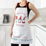 Backen mit meinen Gnomen Moderne Funny Holiday Nor Schürze<br><div class="desc">"Backen mit meinen Gnomen." Hier ist ein wunderbarer Weg, um den Spaß Ihres Backens zu ergänzen. Fügen Sie Ihrem Urlaub kulinarische Abenteuer, wann immer Sie diese bezaubernde, skurrile, lustige, einfache, moderne, individuelle Name Weihnachtszeit-Schürze tragen, hinzu. Drei niedliche, lustige, skandinavische Gnomen in Rot, staubblau und orange, mit fett-ziegelroter Typografie auf weißem...</div>