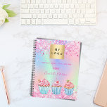 Bäckerei Konditorei Name Planer<br><div class="desc">Ein trendiger holografischer, rätselhafter Hintergrund in rosa, lila, mint grün. Dekoriert mit Konfetti in Rosa und 3 Kuchen. Personalisieren Sie Ihr Firmenlogo, Text, Jahr und Ihren Firmennamen und fügen Sie es hinzu. Der persönliche Name wird mit einem modernen handgeschriebenen Stilskript geschrieben.</div>