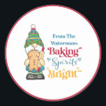 Backgummi Bright Cookie Red Christmas Runder Aufkleber<br><div class="desc">Teilen Sie Ihre Lieblings-Cookies und Leckereien mit Ihrer Familie und Ihren Freunden. Beinhaltet diese Backbrille Helle Typografie Stil auf Ihrer gebackenen guten Verpackung. Ein niedliches Weihnachts- oder Feiertagsknom mit Ingwer-Brot und Backofen-Button. Mit Monogramm mit deinem Namen.</div>