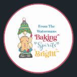 Backgummi Bright Cookie Red Christmas Runder Aufkleber<br><div class="desc">Teilen Sie Ihre Lieblings-Cookies und Leckereien mit Ihrer Familie und Ihren Freunden. Beinhaltet diese Backbrille Helle Typografie Stil auf Ihrer gebackenen guten Verpackung. Ein niedliches Weihnachts- oder Feiertagsknom mit Ingwer-Brot und Backofen-Button. Mit Monogramm mit deinem Namen.</div>
