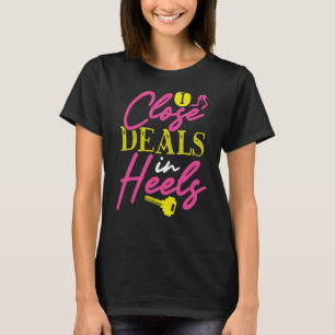 Backprint I Nahe Geschäfte in Heels Realtor T-Shirt