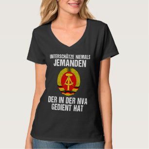 Backprint Nie unterschätzen Sie einen alten Mann v T-Shirt