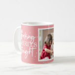 Backwaren Spirituosen Hellrosa Foto Kaffeetasse<br><div class="desc">Feierliche weiße Typografie "Backbrille",  rosa Foto Tasse.</div>