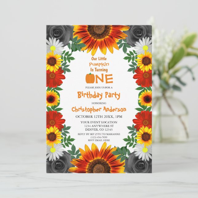 Backyard Autumn Floral Little Pumpkin Birthday Einladung (Stehend Vorderseite)