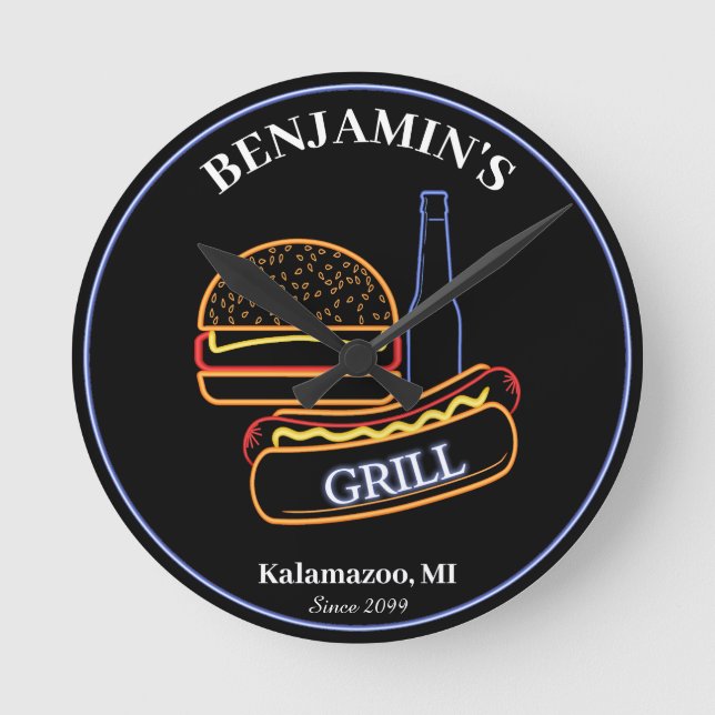 Backyard Grill mit Burgers Hot Dogbeer Runde Wanduhr (Vorderseite)