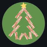 Bacon Christmas Tree Runder Aufkleber<br><div class="desc">Ein perfektes Urlaubsgeschenk für den Fleischliebhaber in Ihrem Leben. Dieser kitschige Weihnachtsbaum besteht aus kleinen Speckscheiben.</div>