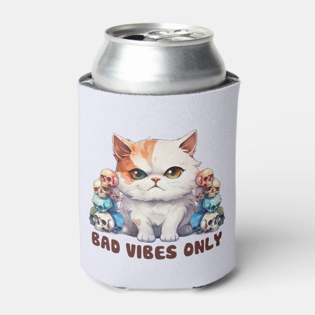 Bad Vibes only - Fierce Cat & Skulls Gothic Design Dosenkühler (Kanne Vorderseite)