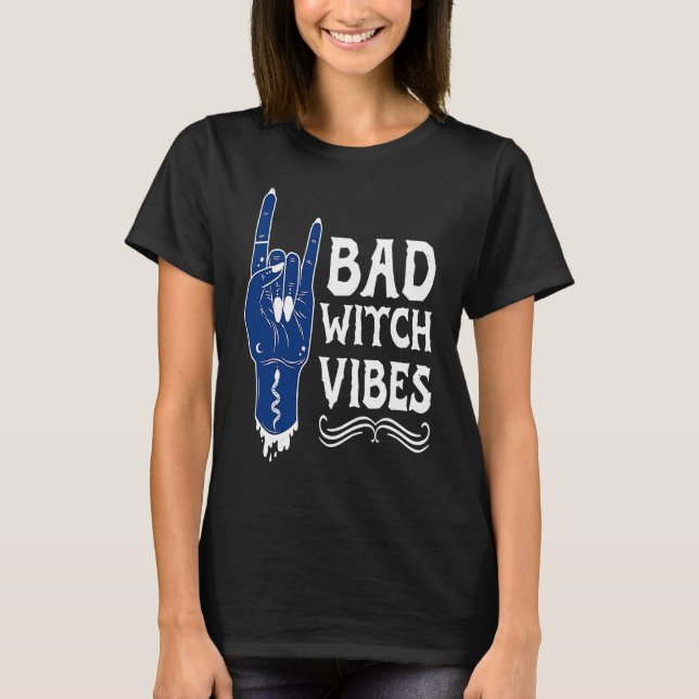 Bad Witch Vibes Cool Goth Rock And Roll Hand Hallo T-Shirt (Vorderseite)