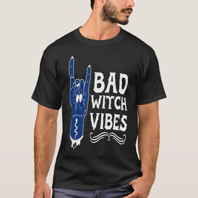 Bad Witch Vibes Cool Goth Rock And Roll Hand Hallo T-Shirt (Vorderseite)