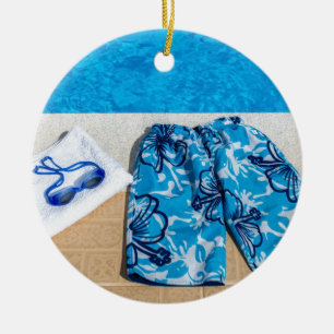 Badehose und Handtuch am Pool Keramik Ornament