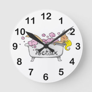Baden des Mädchens Runde Wanduhr