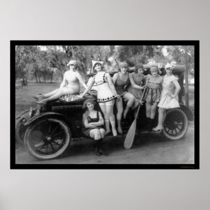 Baden von Schönheiten auf einem Auto 1919 Poster