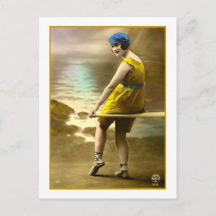 Badeschönheit in gelb und blau postkarte