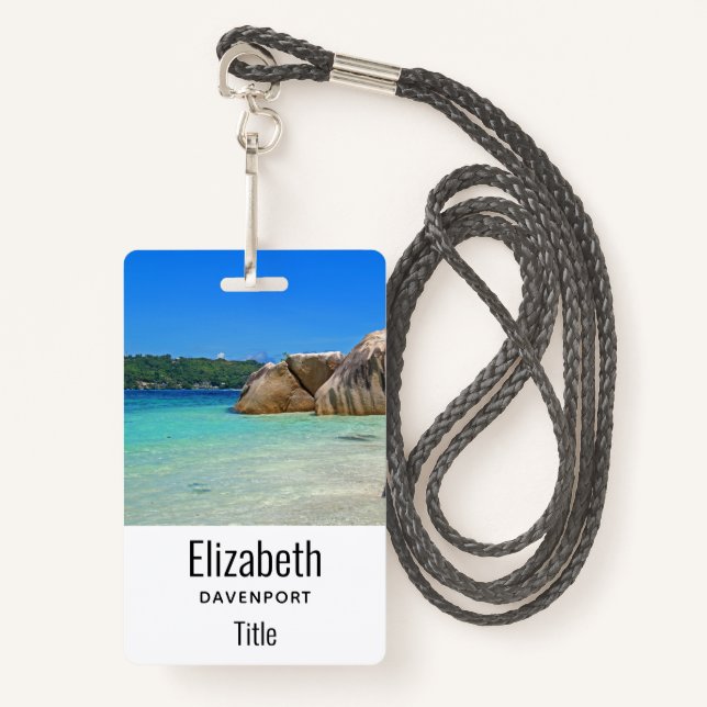 Badge Belle mer tropicale avec une plage rocheuse (Devant avec lanière)
