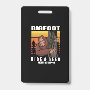 Badge bigfoot se cachant dans un arbre rétro