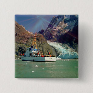 Badge Carré 5 Cm Alaskan Mountain View avec bateau