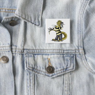 Badge Carré 5 Cm Amargasaurus Pose Comme Freddy Krueger.