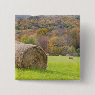 Badge Carré 5 Cm Balles de foin et feuillage d'automne à la ferme,