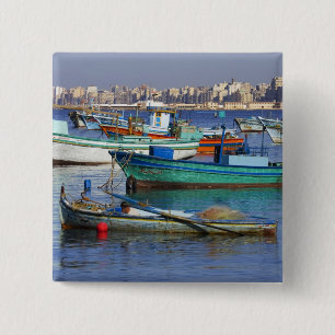 Badge Carré 5 Cm Bateaux de pêche colorés dans le port de