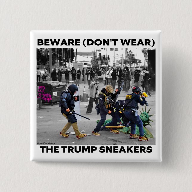 BADGE CARRÉ 5 CM "BEWARE (DON'T WEAR) THE TRUMP SNEAKERS" BUTTON (Devant)