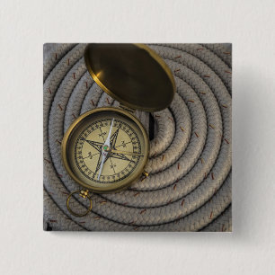 Badge Carré 5 Cm Boussole antique sur la plate-forme de voilier