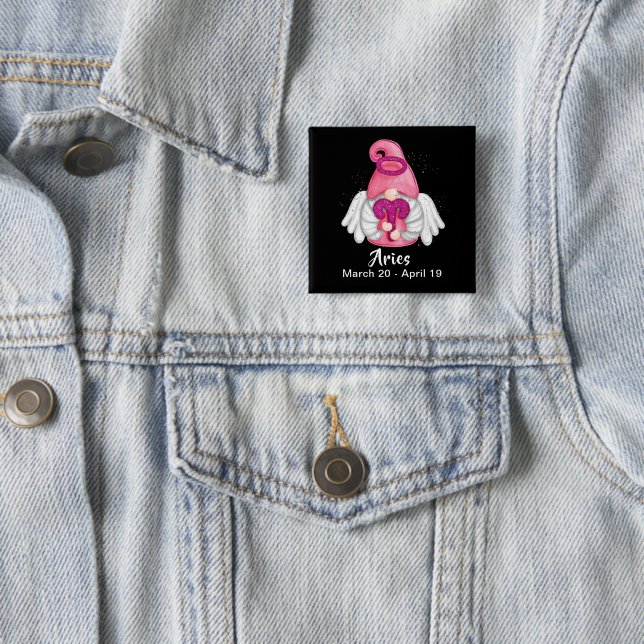 Badge Carré 5 Cm Bouton Angel Pinback Gnome Aries Astrologie (En situation)