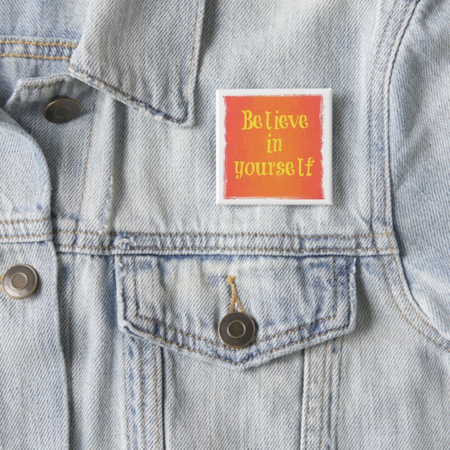 Badge Carré 5 Cm Bouton Croire (En situation)