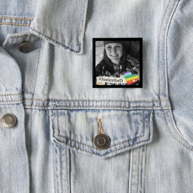 Badge Carré 5 Cm Bouton de #JusticeForD (En situation)