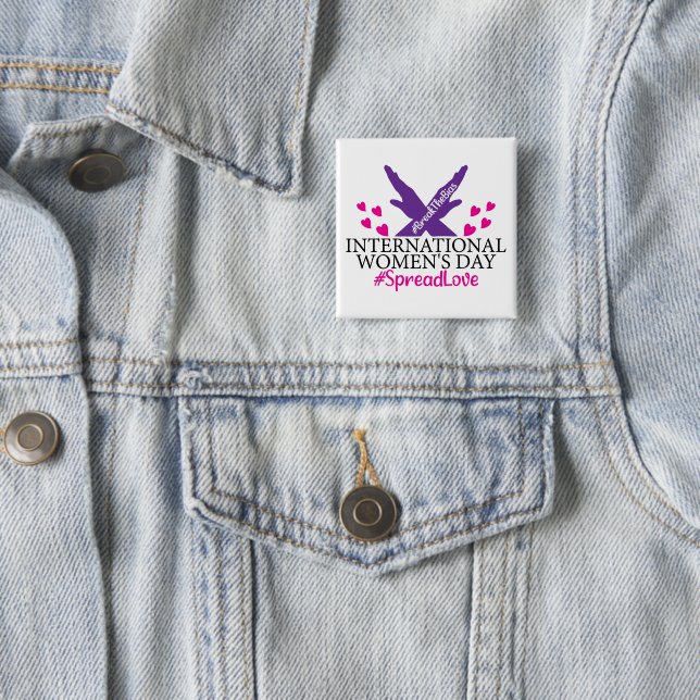 Badge Carré 5 Cm Bouton Inspirational International Women's Day (En situation)